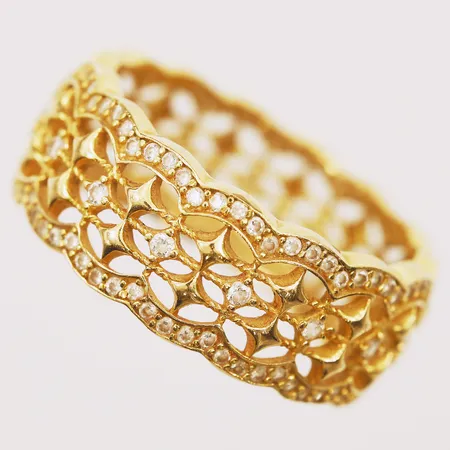 Ring med vita stenar, stl 19, bredd ca 9mm, 21K Vikt: 5,2 g