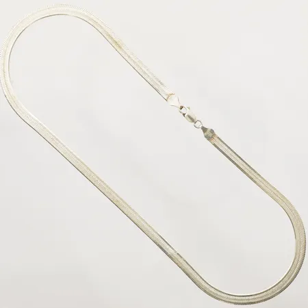 Collier, längd 43cm, bredd 5,3mm, något vint, 925/1000 silver Vikt: 12,5 g