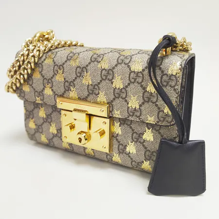 Väska Gucci Padlock Small GG Supreme Bee, GG supreme canvas, detaljer i läder, beslag i gulmetall, ref GU-409487/9F26G, nr 213317, mått 20x13,5x7cm, mindre fläckar invändigt, repor på beslag, nycklar, kvitto från Gucci Birger Jarlsgatan 2019, dustbag, ytterkartong.