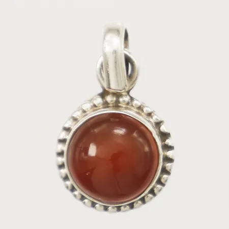 Hänge med cabochonslipad karneol, längd 19mm inkl ögla, bredd 10,6mm, 925/1000 silver  Vikt: 1,5 g