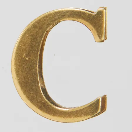 Hänge bokstav C längd 14mm, bredd 10mm, skev, bruksslitage, 18K Vikt: 1,1 g