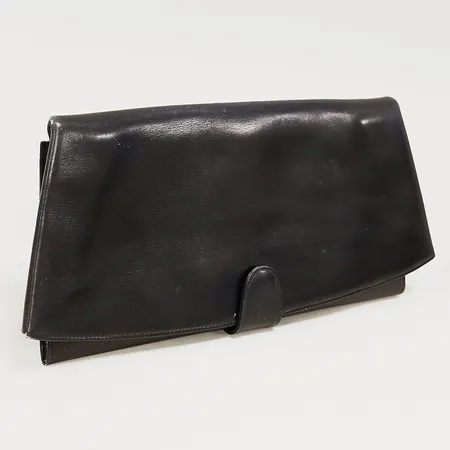 Kuvertväska Christian Dior, vintage, svart läder, ca 26x14cm, tre invändiga fack, bruksspår samt slitage på yttre kanter, inga tillbehör. 