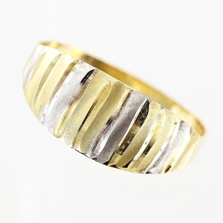 Ring mönstrad, stl 18¼, bredd 3-8mm, vit/gulguld, något skev skena, 14K Vikt: 1,1 g