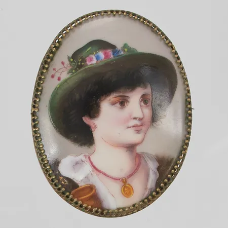 Brosch 66mm, porträtt målat på porslin, ram i oädel metall.
