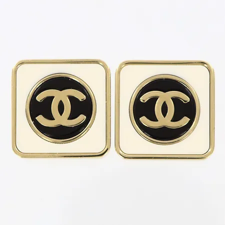Ett par örhängen Chanel guldfärgad metall, svart och vit emalj med CC logga, 25x25mm, numrerad B23 Made in Italy, inga tillbehör Vikt: 0 g