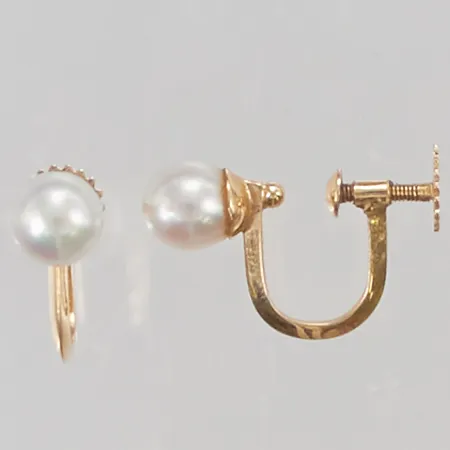 Ett par örhängen pärlor ca 5mm, skruvlås, 18K 1,9g.