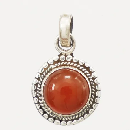 Hänge med cabochonslipad karneol, längd 20,5mm inkl ögla, bredd 12,1mm, 925/1000 silver  Vikt: 1,6 g