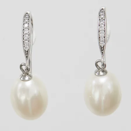Ett par örhängen med vita stenar samt odlade söttvattenpärlor, längd ca 30mm, bredd 2-8,5mm, 925/1000 silver, bruttovikt: 3,4g.