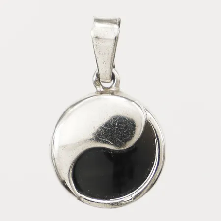 Hänge Yin Yang, längd 23mm inkl ögla, bredd 14mm, 835/1000 silver  Vikt: 1,9 g