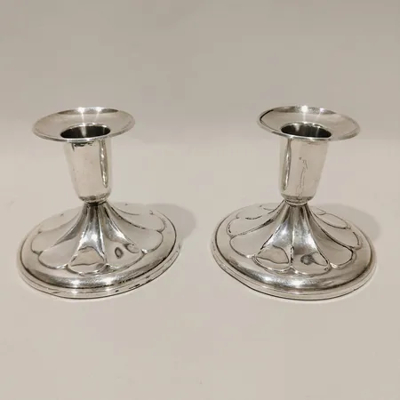 Ett par ljusstakar med dekor i relief, höjd ca 6,5cm, Ø 7cm, fylld botten, 830/1000 silver Vikt: 218,6 g