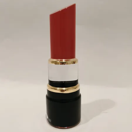 Konstglas Make Up Åsa Jungnelius för Kosta Boda, läppstift i rött, guld och svart, höjd ca 19cm, etikettmärkt Skickas med paket.