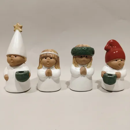 Figuriner Luciatåg Rörstrand Lisa Larsson, aur serien Adventsbarn, höjd ca 11-17cm, glaserat stengods, otydlig stämpelmärkning, bruksskick Skickas med postpaket.