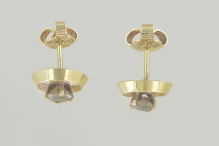 Ett par örhängen med sten, bredd 9 mm, ett stift lite sned, 18K Vikt: 1,7 g
