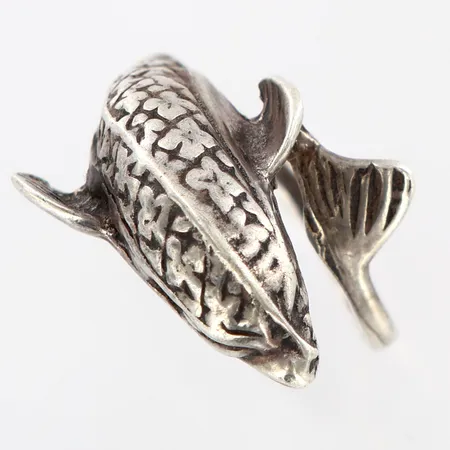 Ring stl 16, bredd 2-15mm, höjd ca 10mm, ostämplat silver Vikt: 3,8 g