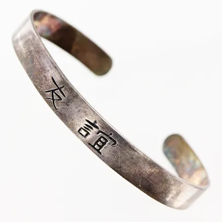 Stelt armband, innermått ca 17cm, öppen modell, skev, kinesiska tecken, stämplad GHA, 925/1000. Vikt: 16,3 g