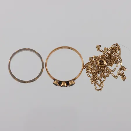 Trasigt och graverat guld,stenar,18k. Vikt: 8 g