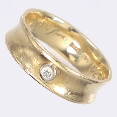 Ring med vit sten stl 17½ bredd 5mm gravyr 14K Vikt: 3,3 g