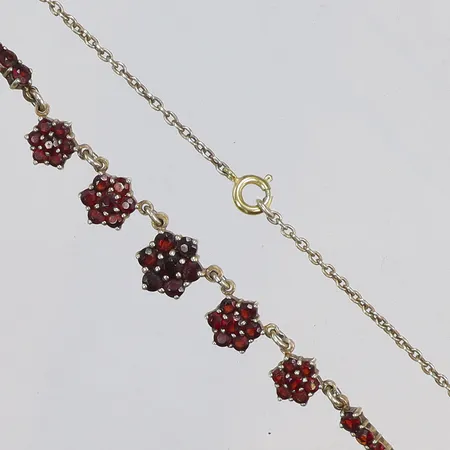 Collier med röda stenar, troligen granater,  längd 37cm, bredd 1-10mm