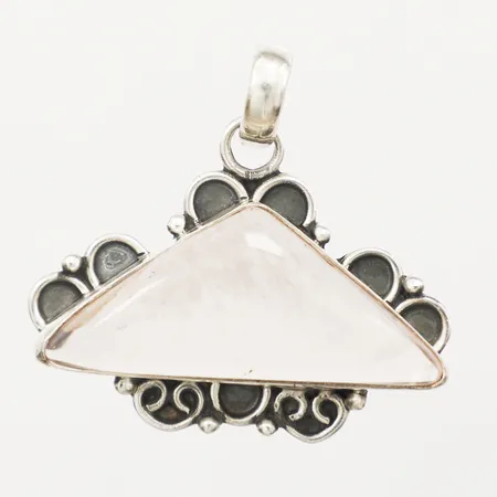 Hänge med rosenkvarts, längd 41mm inkl ögla, bredd 44mm, 925/1000 silver Vikt: 14,3 g