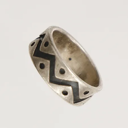 Ring med mönsterdekor, stl 20¼, bredd 8mm, skev, 925/1000 silver Vikt: 8 g