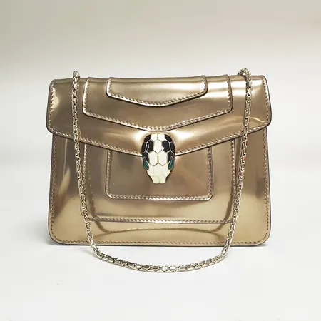 Väska BVLGARI Serpenti Forever, kalvläder med metallfinish, nr 2877051Y, mått 14 x 20 x 4,5cm, beslag i gulmetall, spegel, regnskydd, ej ifyllt certifikat, mindre märke, kvitto från Paris 2022, inga övriga tillbehör.  Vikt: 0 g