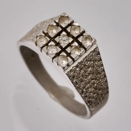  Ring i silver, stl 19, bredd 2,9-9,2mm, 9st vita stenar, Ø2,8mm, 830/1000, vikt 4,84g.