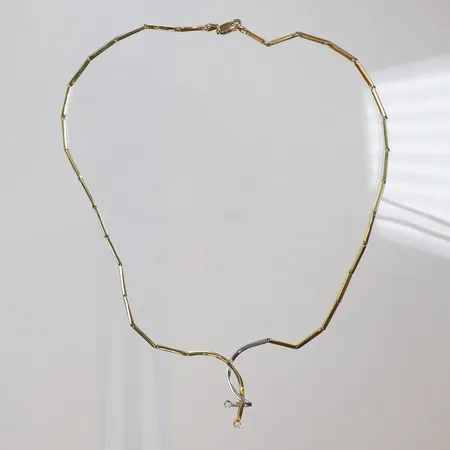 Halscollier med diamanter totalt ca 2x0,02ct, längd 42cm, 1-35mm, 18K Vikt: 11,6 g