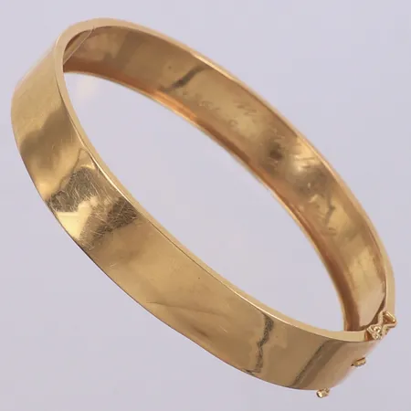 Stelt armband, Ø6cm, innermått 17cm, bredd 10mm, gravyr, bucklig, skev, 18K  Vikt: 12,9 g