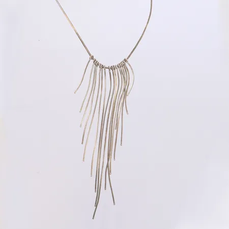 Collier, längd 40cm, reglerbar längd, bredd 11cm, bucklor, 925/1000 silver Vikt: 14,1 g