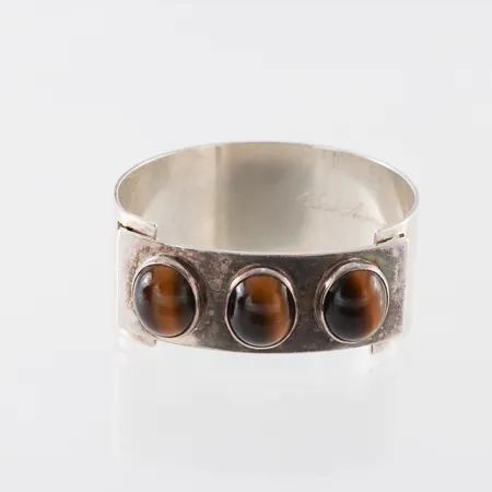 Armband stelt silver med 3 st tigeröga,Michelsen Aktiebolag Stockholm 1963, namngravyr, längd ca 5 cm med yttermått ca 16,5cm,bredd 23.3 mm. Vikt: 44 g
