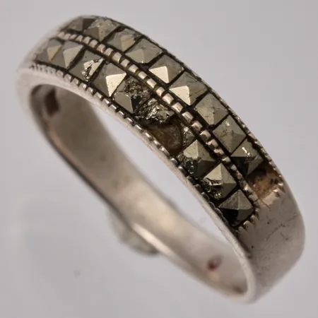 Ring i silver, stl 16¼, bredd 2,7-4,8mm, markasiter, flera av stenarna är borta/trasiga, vikt 2,6g.