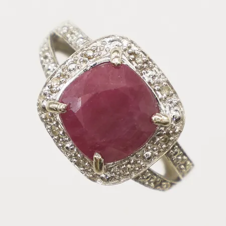 Ring med behandlad rubin och diamanter, 10xca0,005ct, stl 17½, bredd 1,6-13,6mm, vitguld, rubin sitter löst, 10K Vikt: 3,8 g