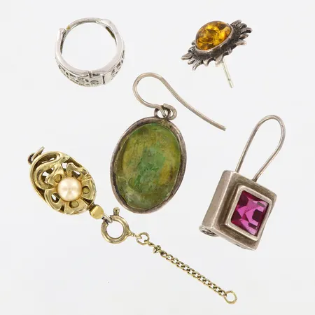 Fyra udda örhängen, ett defekt lås, silver 925/1000 Vikt: 10,2 g