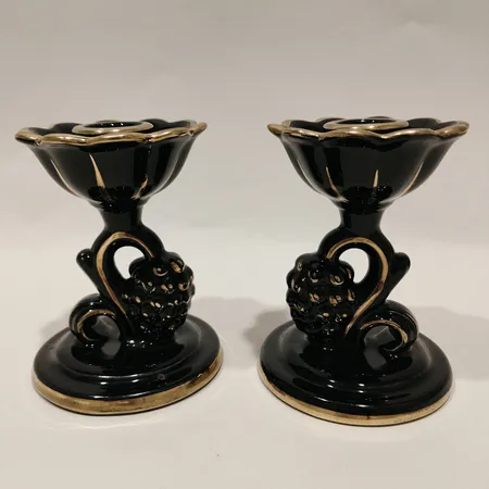 Ett par ljusstakar Zuklu Arthur Percy för Upsala Ekeby, handmålad gulddekor på svart botten, höjd ca 13cm