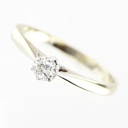 Ring med diamant 0,15ct enligt gravyr, stl 17½, bredd 1,5-3,5mm, 18K Vikt: 1,8 g
