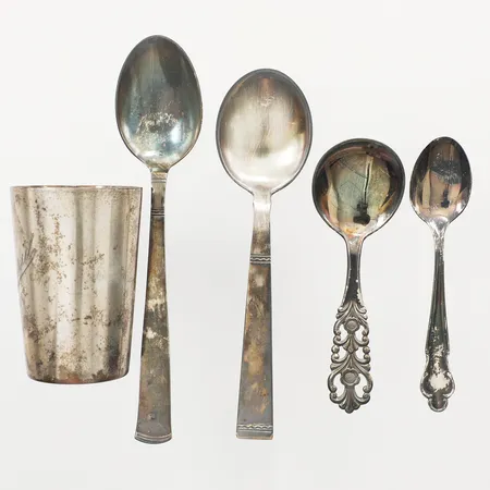 Fyra skedar, olika modeller, en bägare, gravyr, silver Vikt: 137,2 g