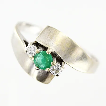 Ring med smaragd och diamanter 2 x ca 0,04ct, stl 18¾, bredd 2-11mm, vitguld i behov av rodiering, mindre sprickor i smaragd, 18K Vikt: 3,5 g