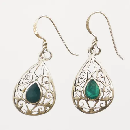 Ett par örhängen med grön sten, längd 36mm inkl krok, bredd 15mm, 925/1000 silver Vikt: 2,6 g