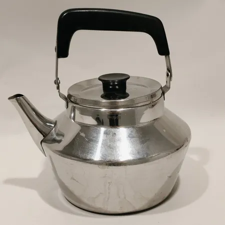 Kaffekanna med lock Sigvard Bernadotte, för Moderna Kök Stockholm, rostfritt stål med svart handtag i backelit, höjd ca 12cm, bruksskick Skickas med postpaket.