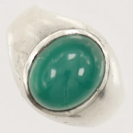 Ring med cabochonslipad krysopras, stl 15,5, bredd 13,1mm, 925/1000 silver Vikt: 3,9 g