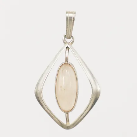 Hänge med rosenkvarts, Kordes Lichtenfels, längd 34mm inkl ögla, bredd 19mm, 925/1000 silver Vikt: 2,1 g