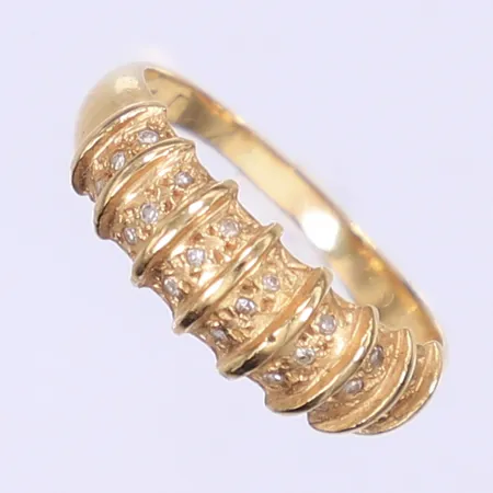 Ring med diamanter totalt 21xca 0,005ct stl 17¼, bredd 2-6mm, 18K  Vikt: 3,1 g