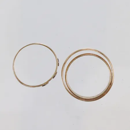 3st Ringar, gravyr med 3xca0,01ct diamanter 18K Vikt: 8,1 g