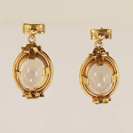 Ett par örhängen med stenar, möjligen kalcedon, längd 20mm, bredd 13mm, 18K Vikt: 5,6 g