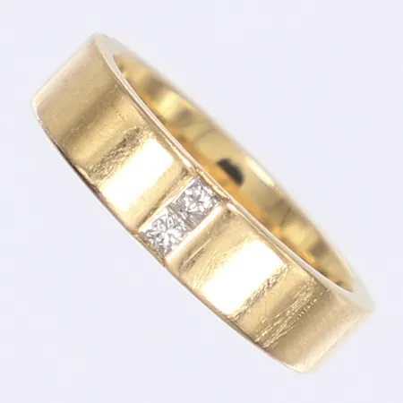 Ring med 2 diamanter 0,14ct enligt gravyr stl 16¾ bredd 4mm repor 18K Vikt: 7,5 g