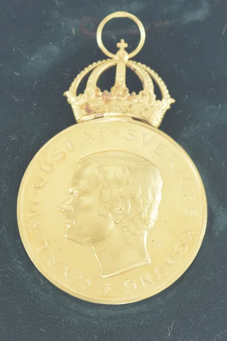 Medalj Carl XVI Gustaf, diam 4 cm, graverad, 18K  Vikt: 35,9 g
