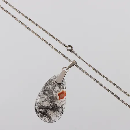 Collier silver med hänge mossagat,längd ca 58 cm,hängets höjd ca 5 cm. Vikt: 17,9 g