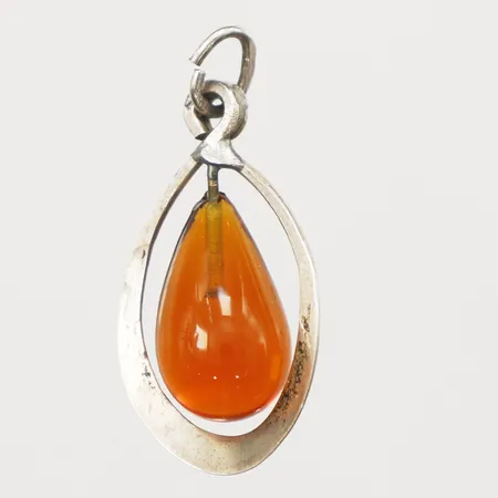 Hänge med orange sten, längd 26,4mm, bredd 15,2mm, silver Vikt: 2,1 g