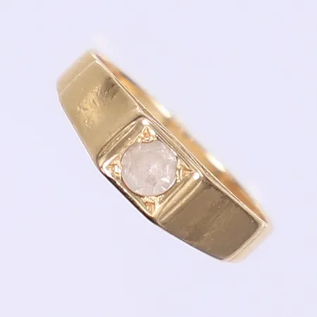Ring med vit sten stl 15¾, bredd 2-5mm, tillv. Nybergs Guld & Kristall Ab, 18K  Vikt: 2 g