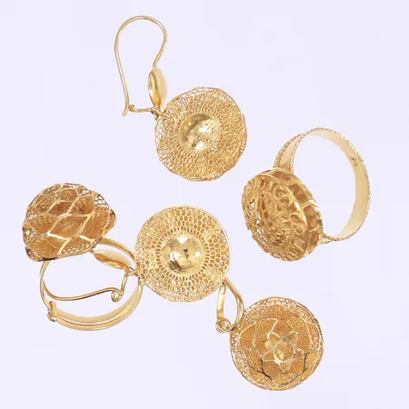 Diverse guld, buckligt, defekt, 21K  Vikt: 15,5 g